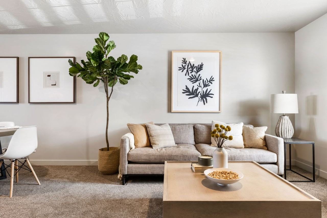 228 N Lone Rock Dr - Photo 3 of 15