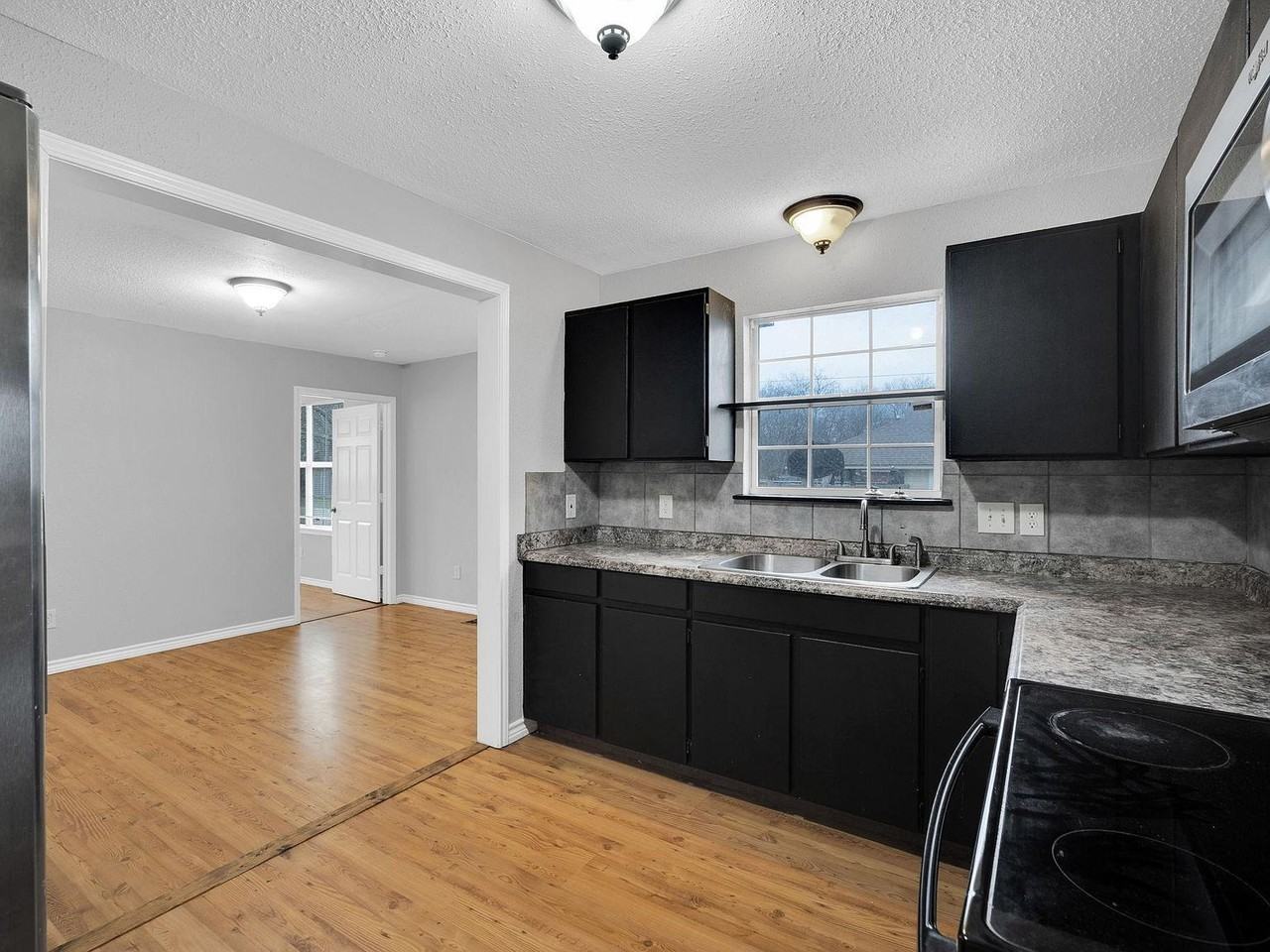 1802 N Wilhite St - Photo 2 of 36