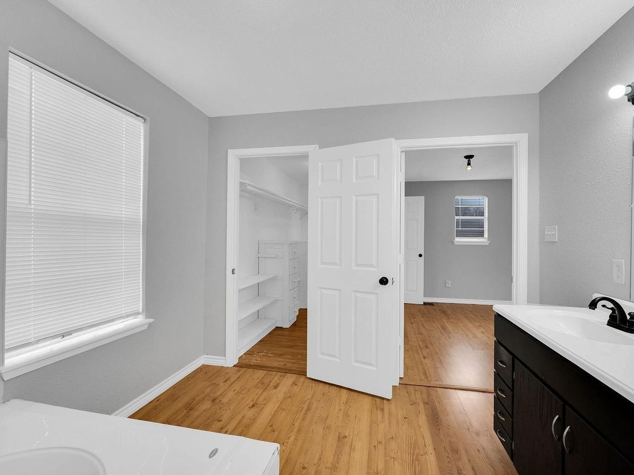 1802 N Wilhite St - Photo 3 of 36