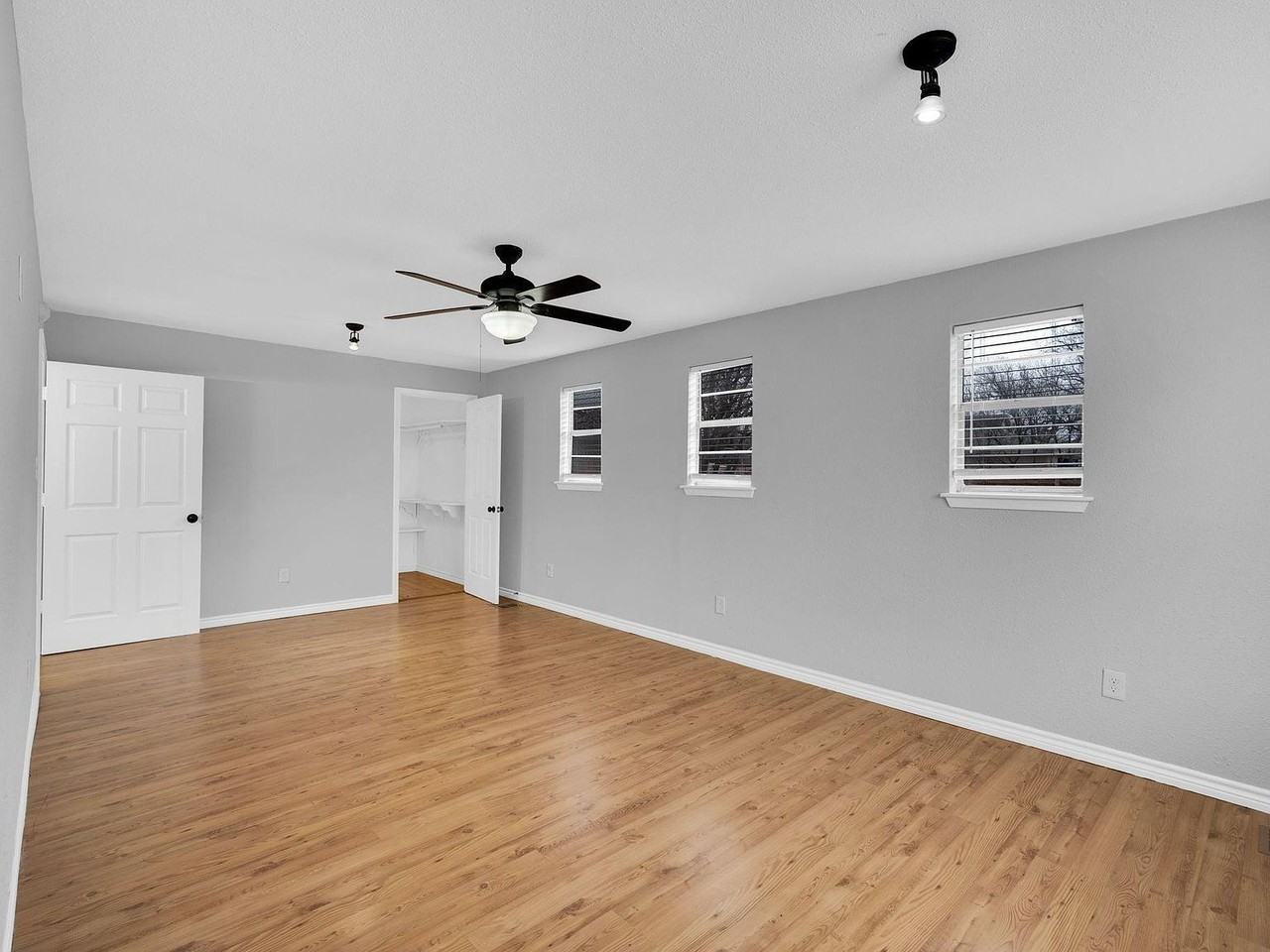 1802 N Wilhite St - Photo 5 of 36