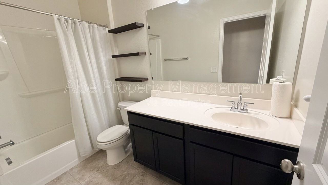 36439 W Pampoloma Ave - Photo 4 of 17