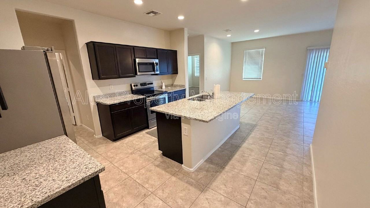 36439 W Pampoloma Ave - Photo 6 of 17