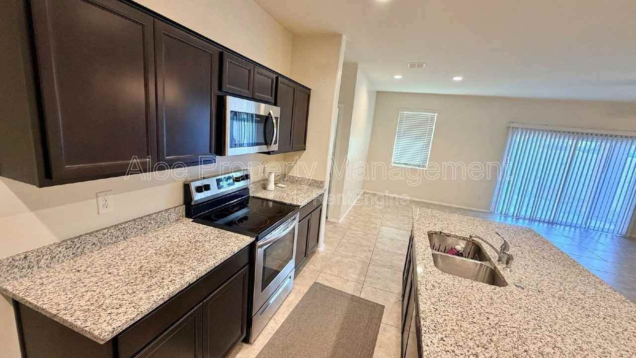 36439 W Pampoloma Ave - Photo 7 of 17