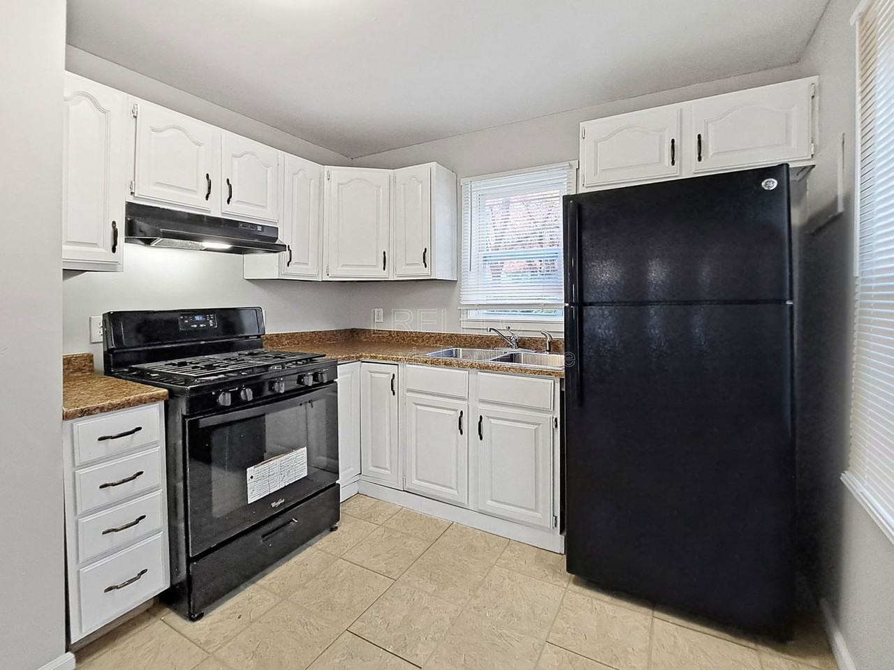 1661 Harold Ave - Photo 3 of 10