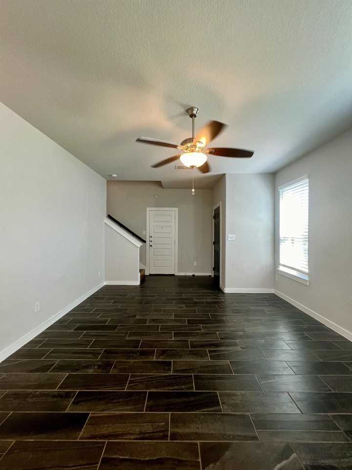 374 Creekside Curve New Braunfels, Tx. #1 - Photo 4 of 36