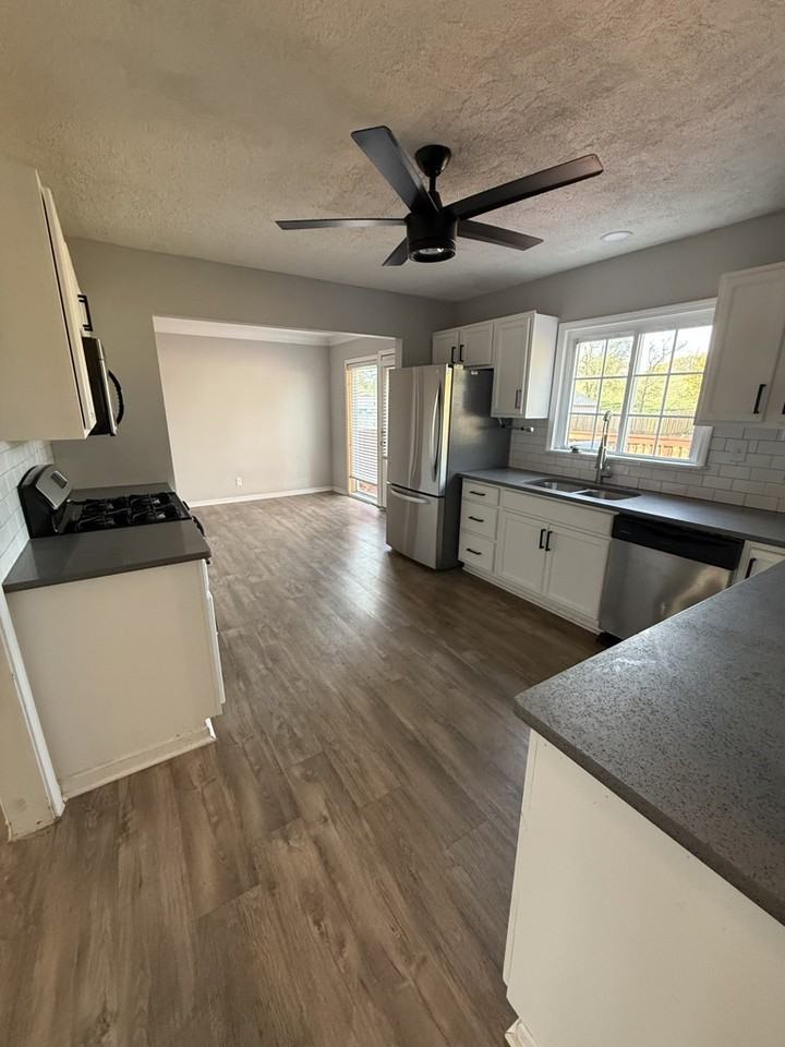 812 S 94th St - Photo 4 of 14