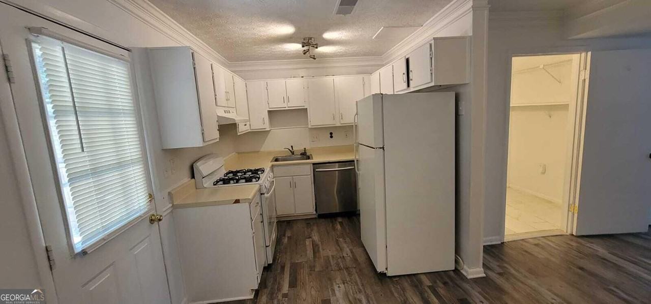 3284 Highpoint Ct - Photo 6 of 12