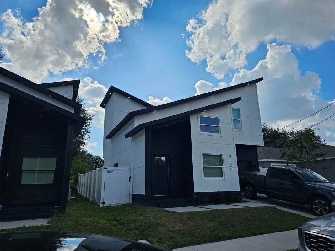 720 West 14th Street - Photo 2 of 9