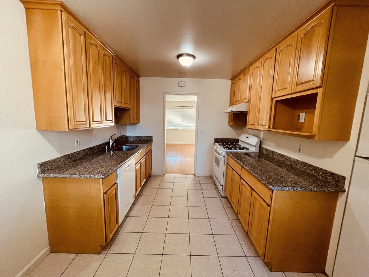 2045 Lynnhaven Dr - Photo 2 of 18