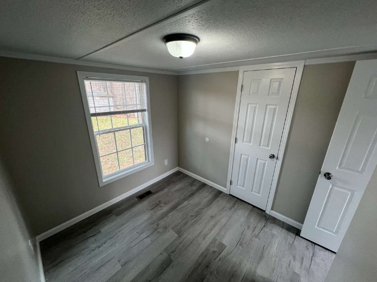 1050 Ross Ln - Photo 3 of 11