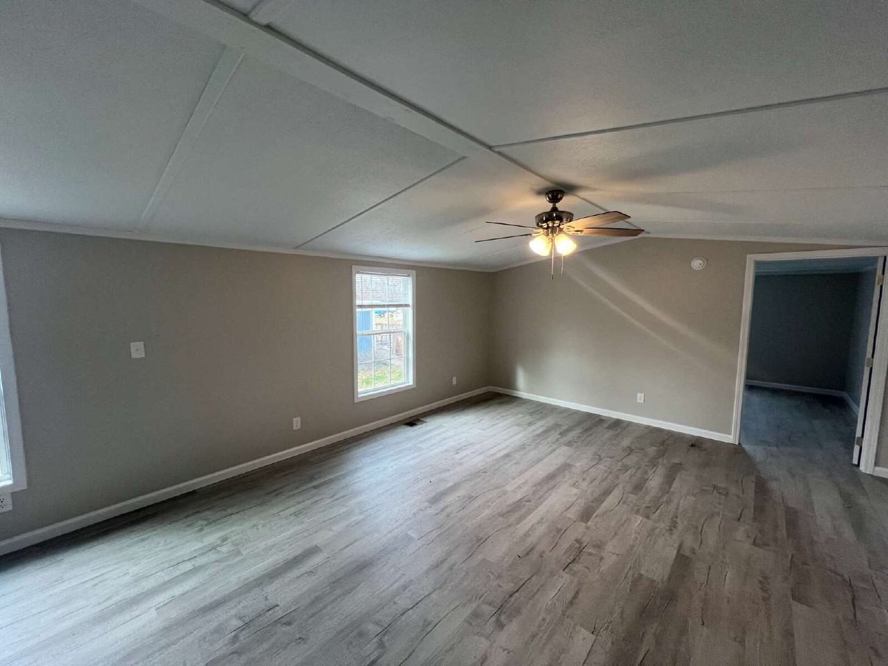 1050 Ross Ln - Photo 4 of 11