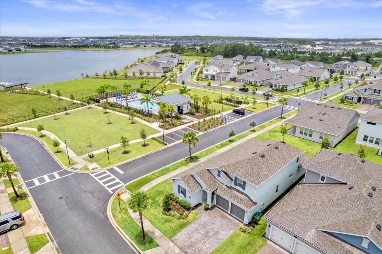 19105 Planetree St - Photo 2 of 34