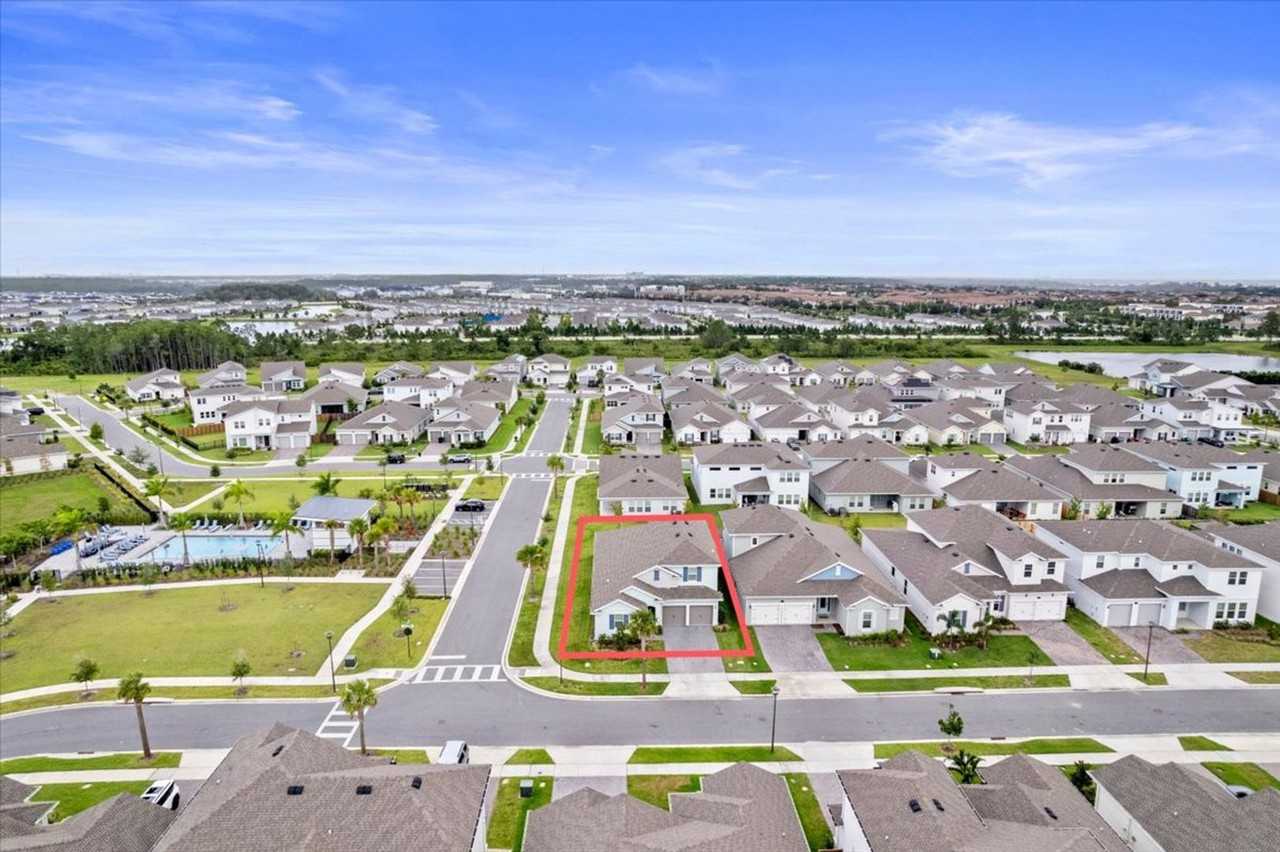 19105 Planetree St - Photo 3 of 34