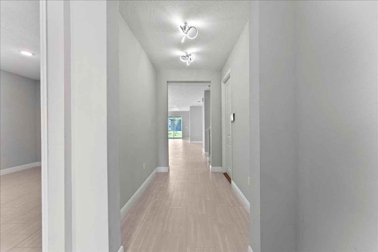 19105 Planetree St - Photo 4 of 34