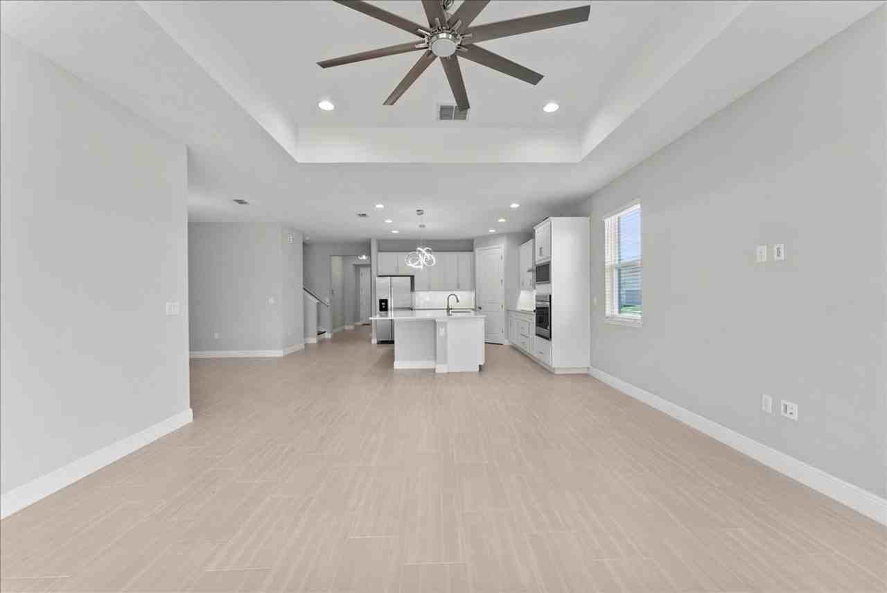 19105 Planetree St - Photo 6 of 34