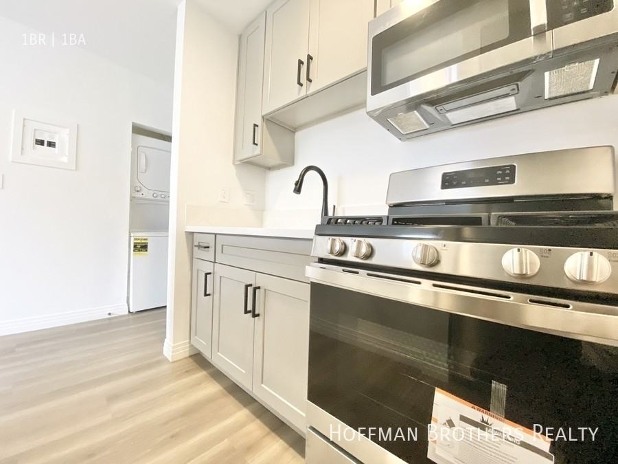 1240 S Bronson Ave #10 - Photo 3 of 16