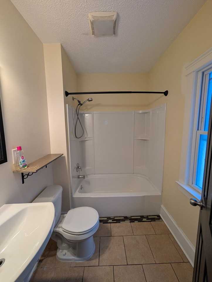 1560 Coutant Ave - Photo 7 of 31