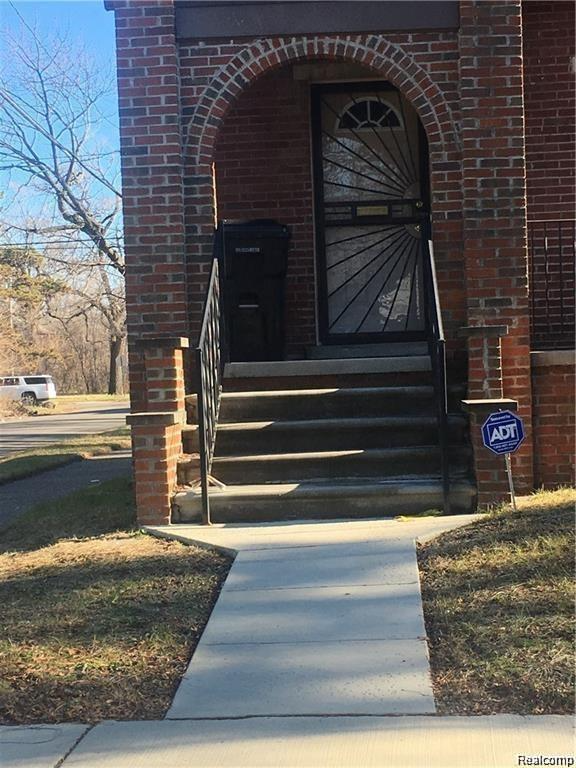 15518 Snowden Avenue - Photo 2 of 10