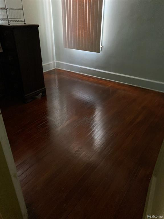 15518 Snowden Avenue - Photo 7 of 10