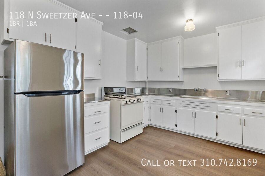 118 N Sweetzer Ave #118-04 - Photo 4 of 12