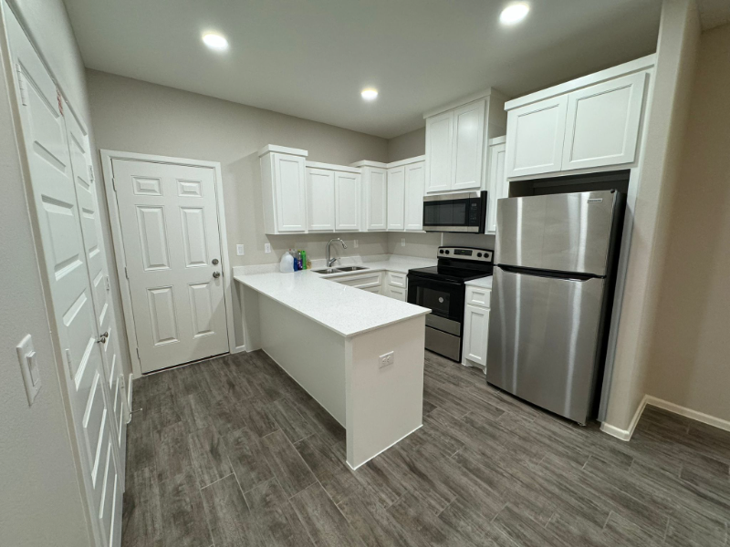 433 E Acacia St #4 - Photo 3 of 11