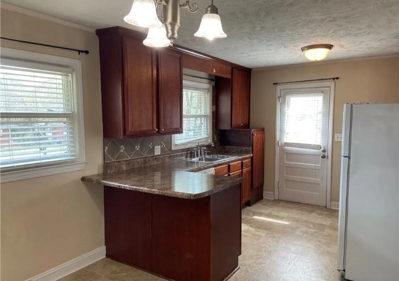 604 Odom Dr - Photo 4 of 12