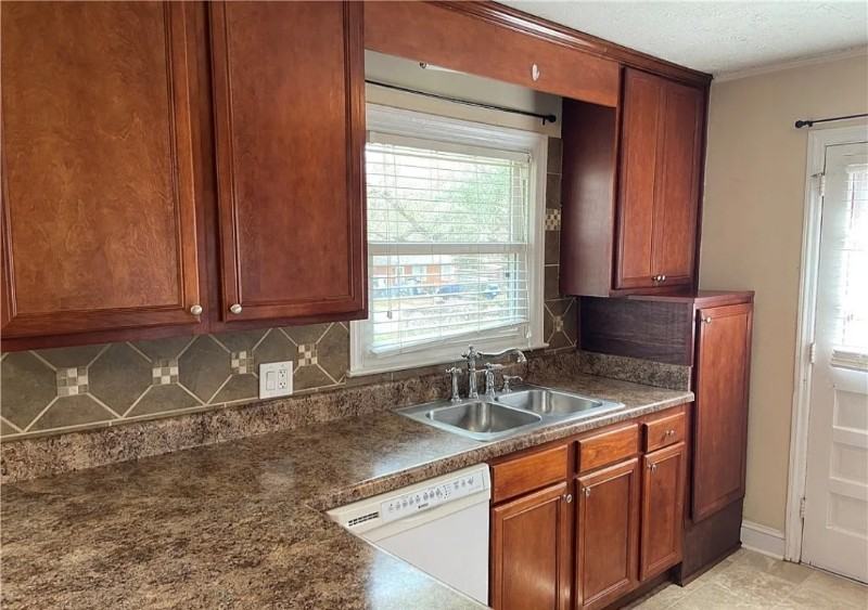 604 Odom Dr - Photo 5 of 12