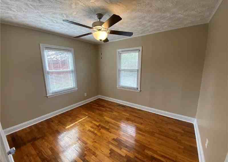 604 Odom Dr - Photo 7 of 12