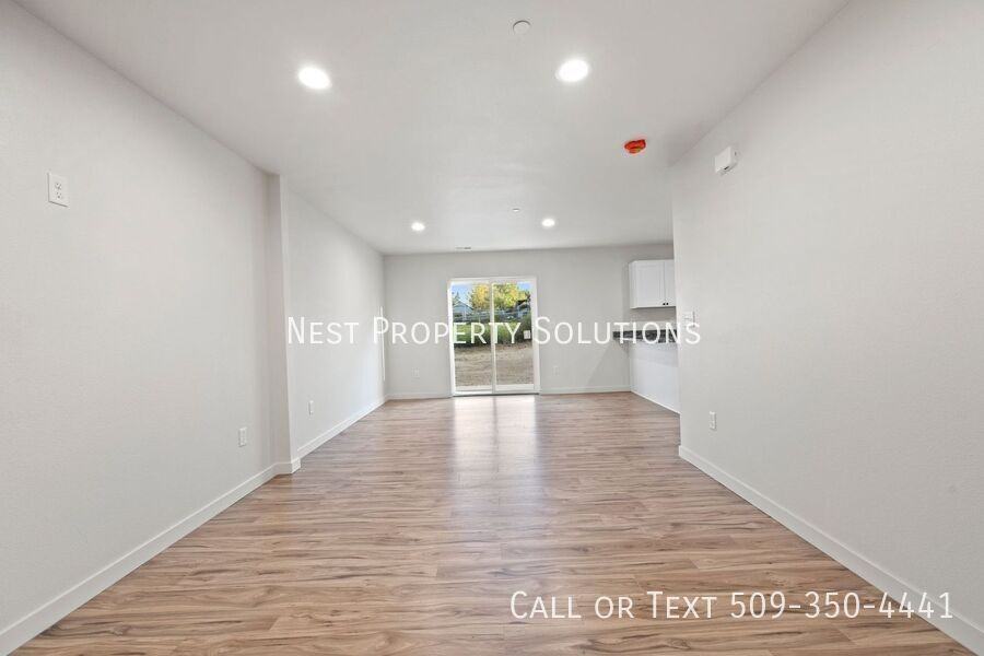 215 W 1st St #14 - Photo 3 of 50