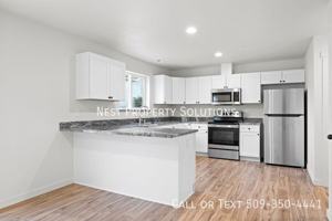featured image of 215 W 1st St #14