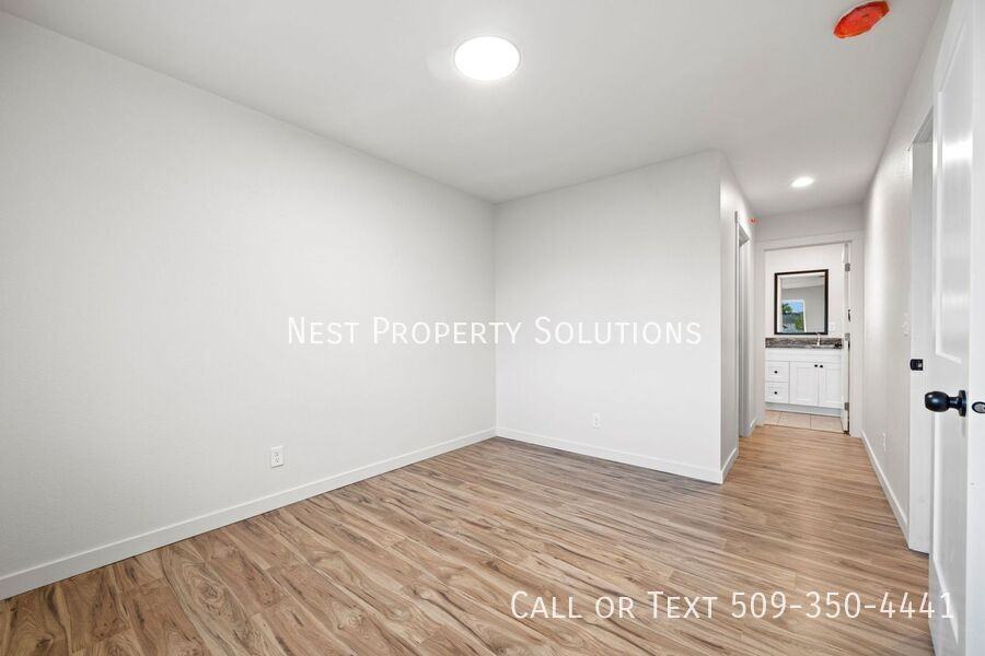 215 W 1st St #14 - Photo 5 of 50