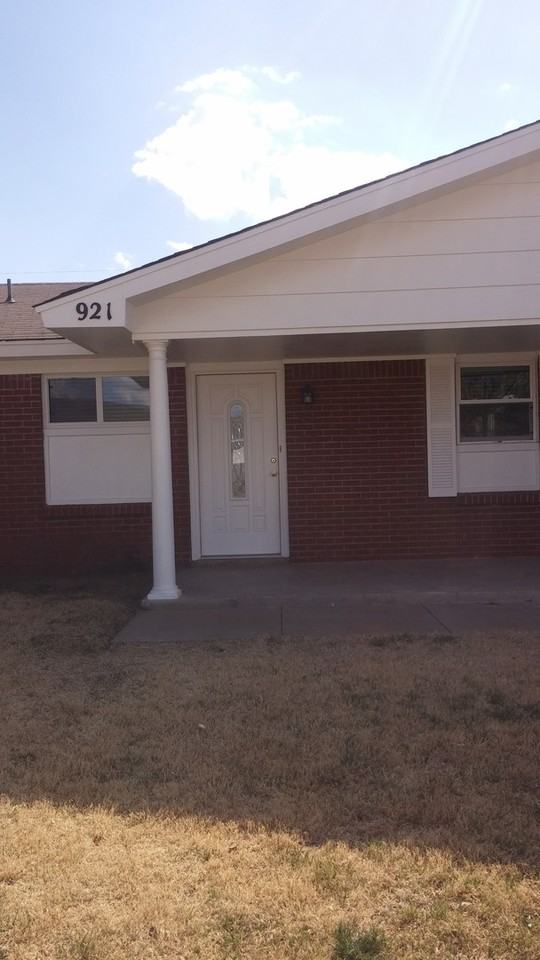 921 Comer Dr - Photo 2 of 16