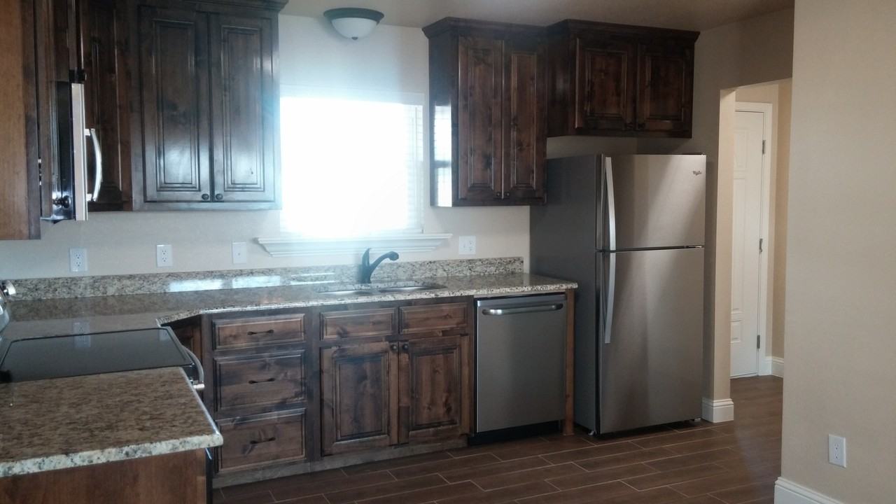 921 Comer Dr - Photo 4 of 16
