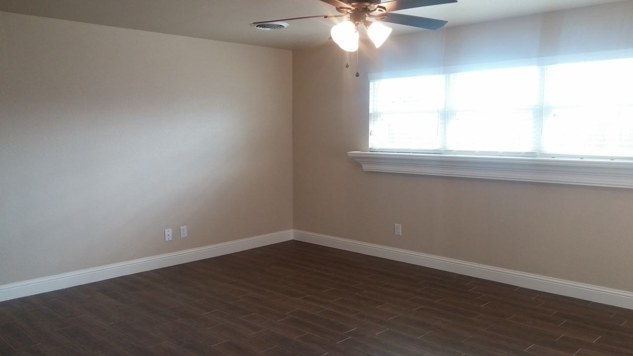 921 Comer Dr - Photo 5 of 16