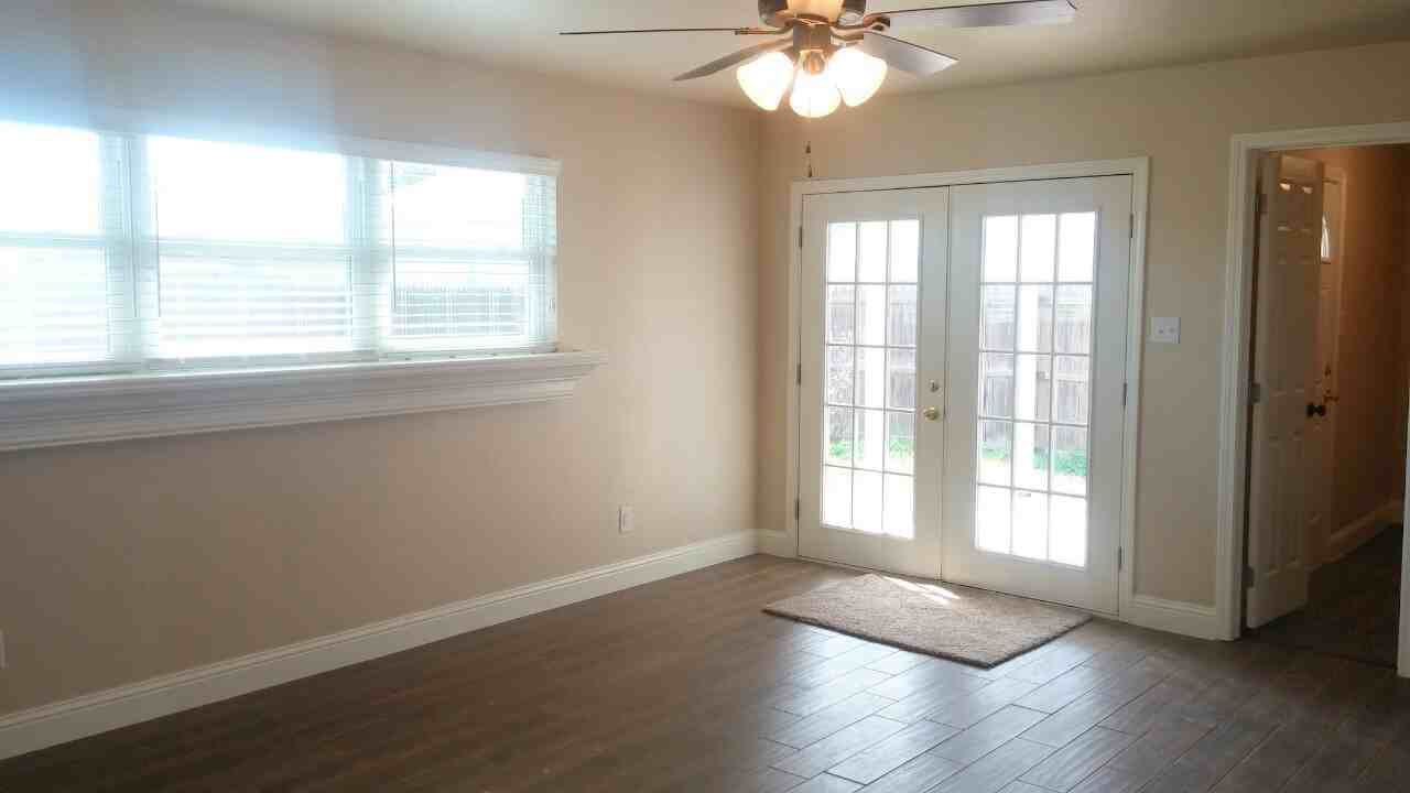 921 Comer Dr - Photo 6 of 16