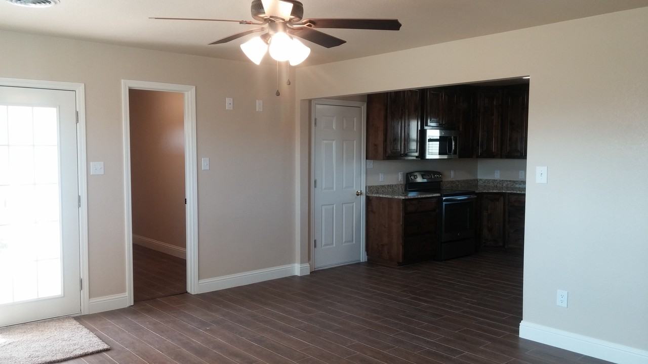 921 Comer Dr - Photo 7 of 16