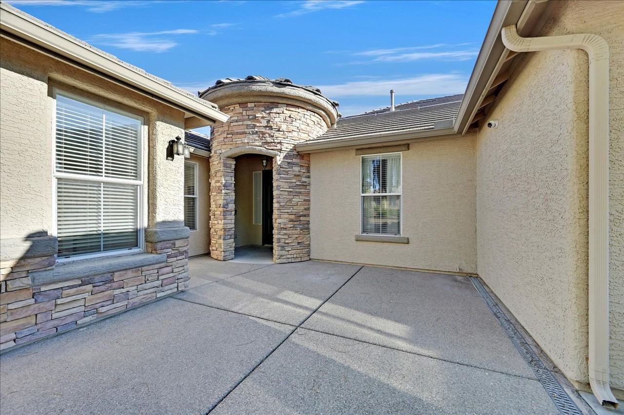 7221 Sandy Plains Avenue - Photo 2 of 50