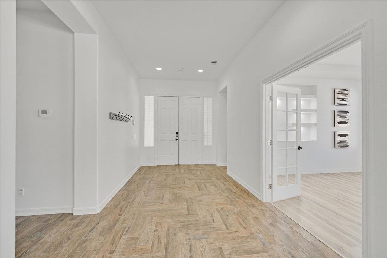 7221 Sandy Plains Avenue - Photo 3 of 50