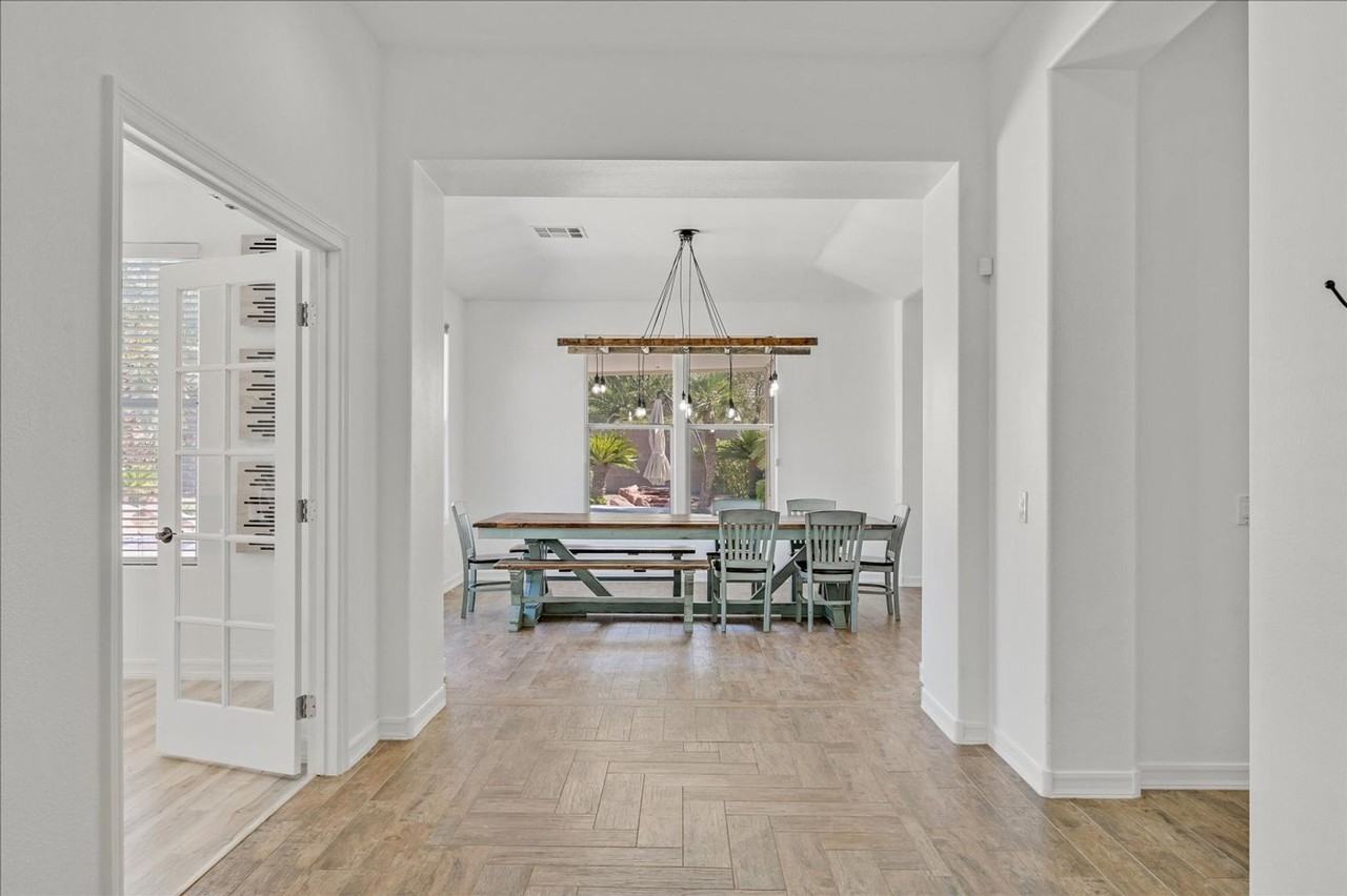 7221 Sandy Plains Avenue - Photo 4 of 50