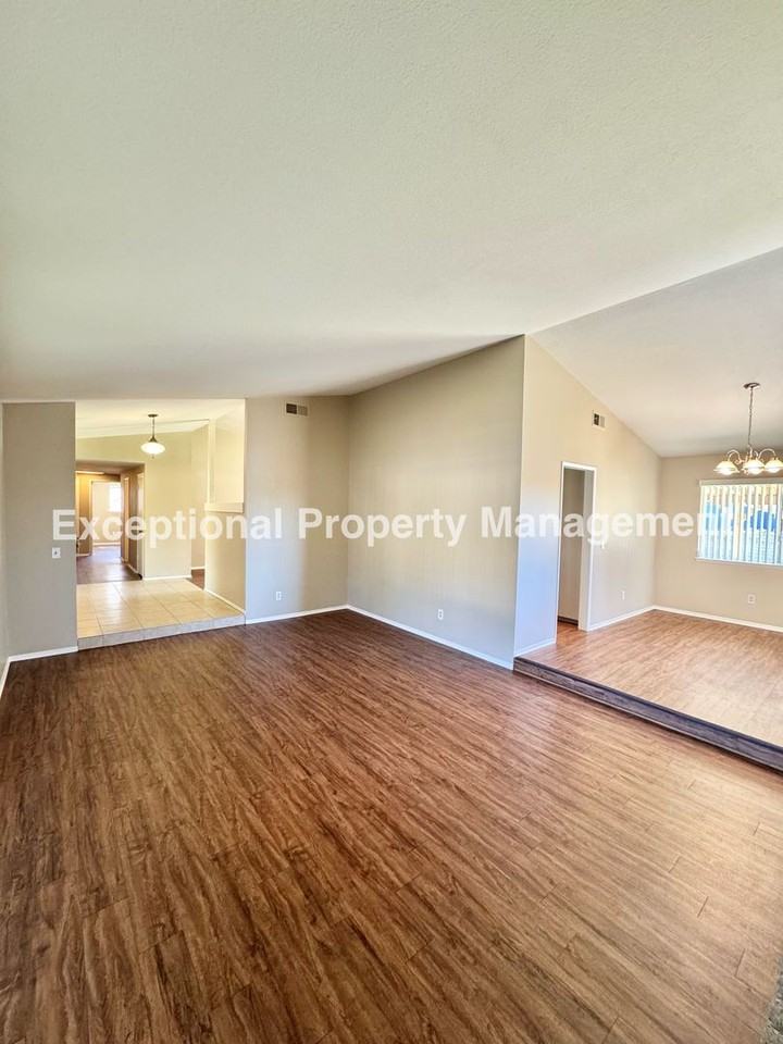 834 W 16th St - Photo 3 of 22