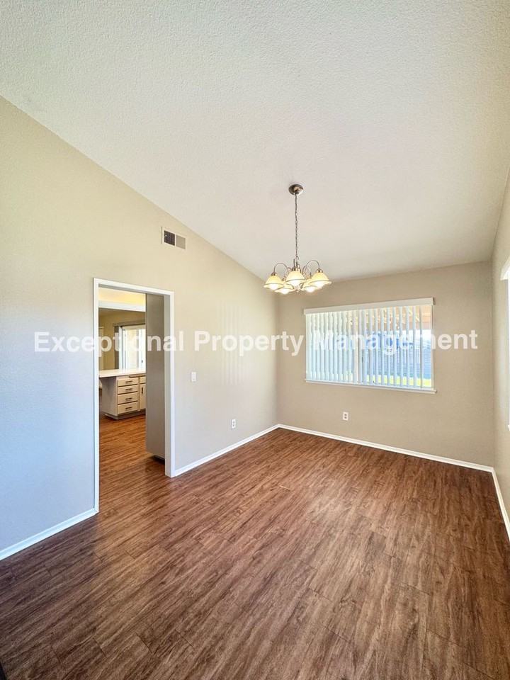834 W 16th St - Photo 4 of 22