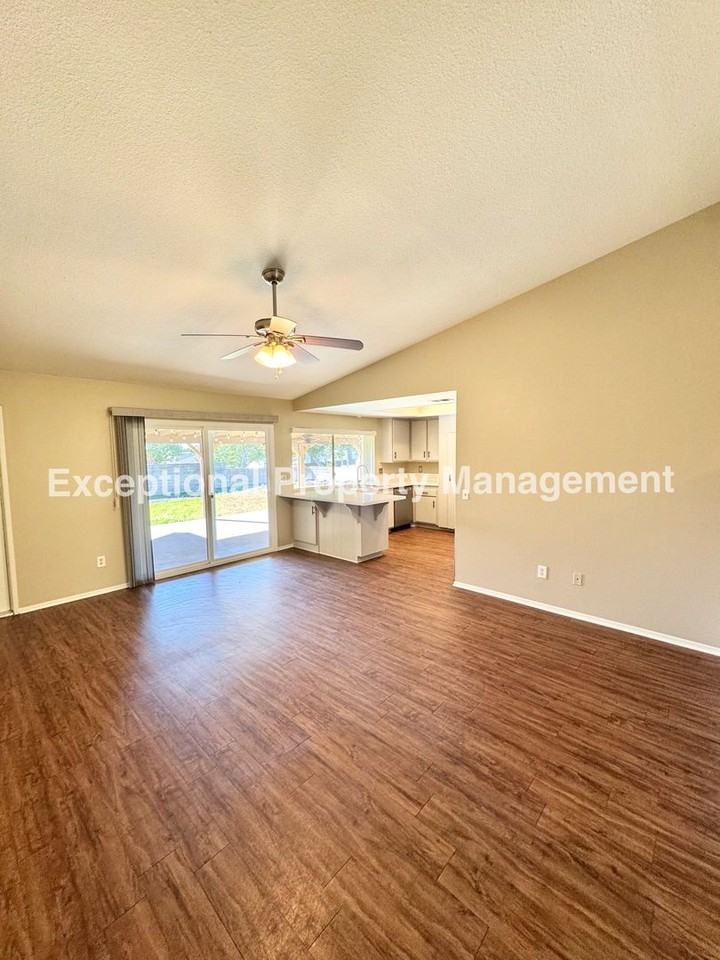 834 W 16th St - Photo 5 of 22