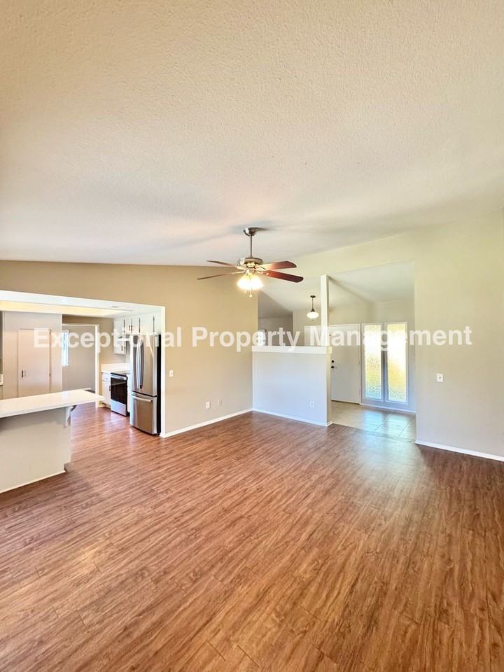 834 W 16th St - Photo 6 of 22