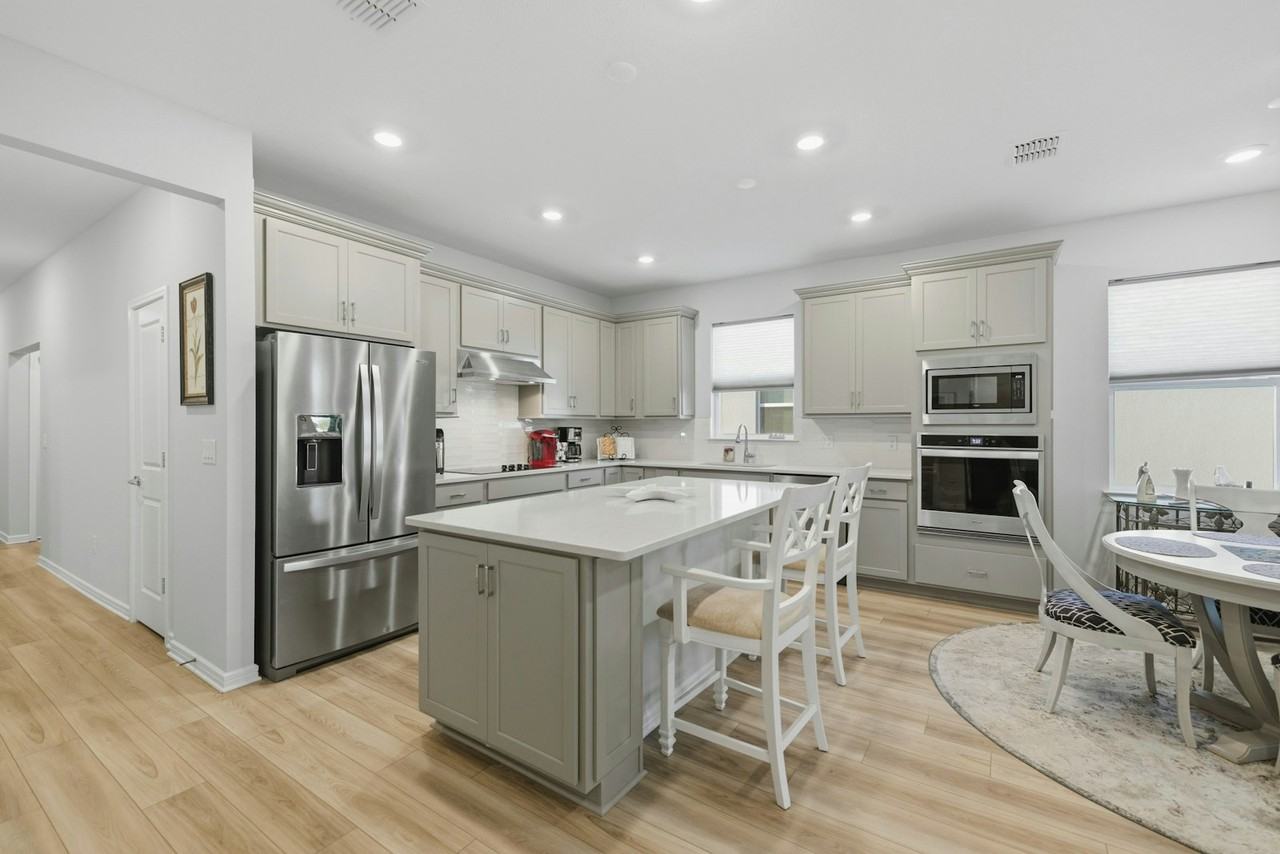 5584 Southwest 85th Avenue Road - Photo 3 of 29