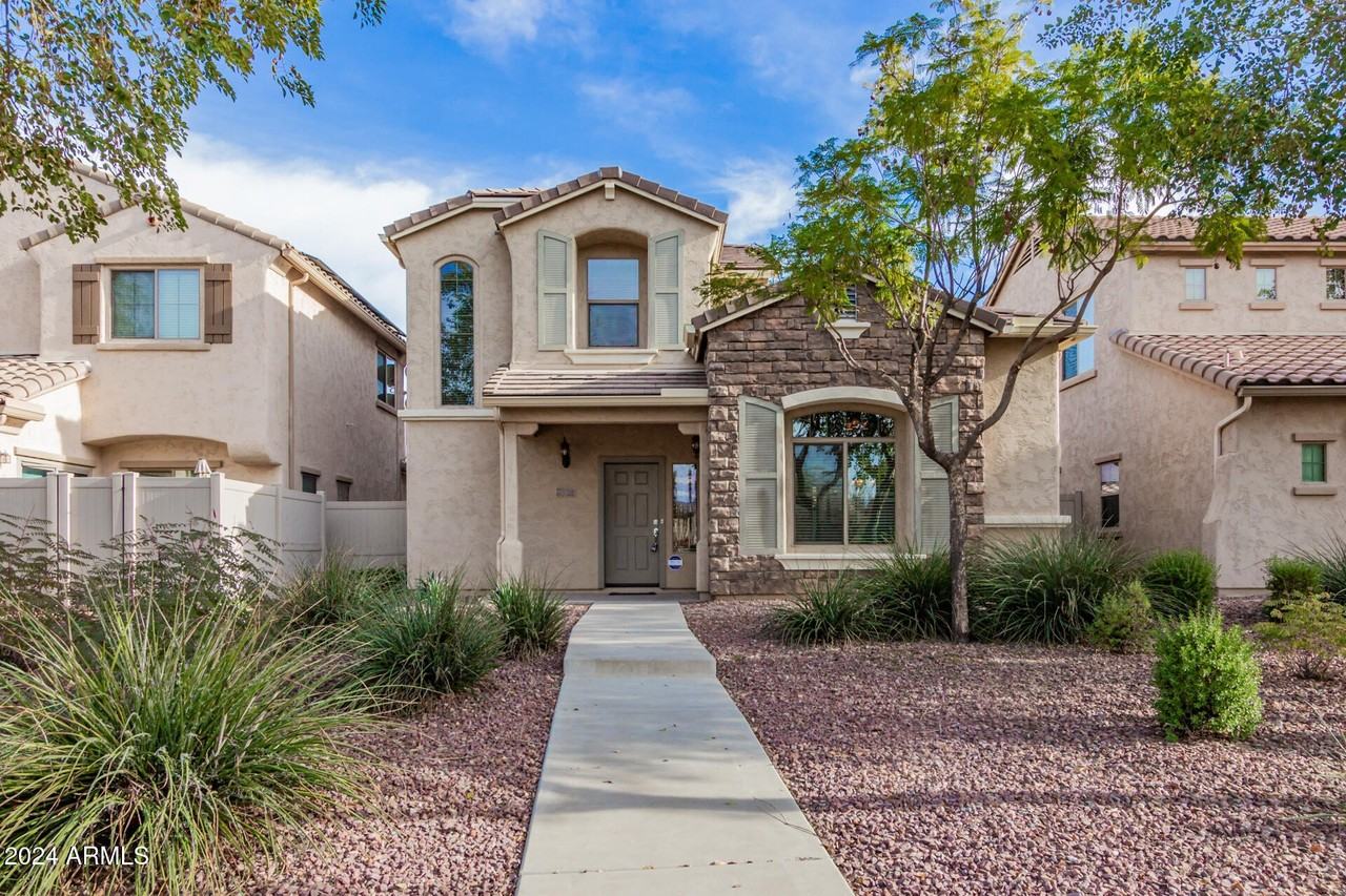 2179 W Scully Dr - Photo 2 of 32