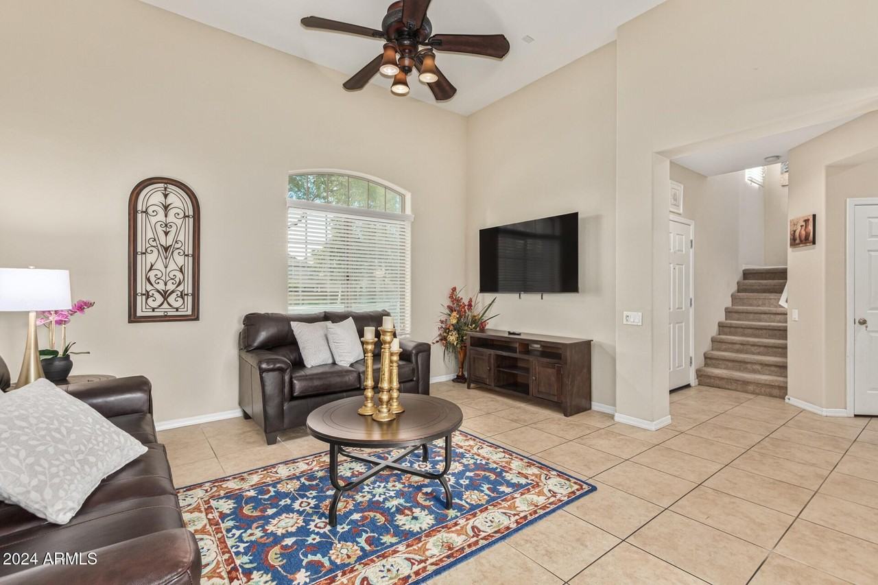 2179 W Scully Dr - Photo 5 of 32