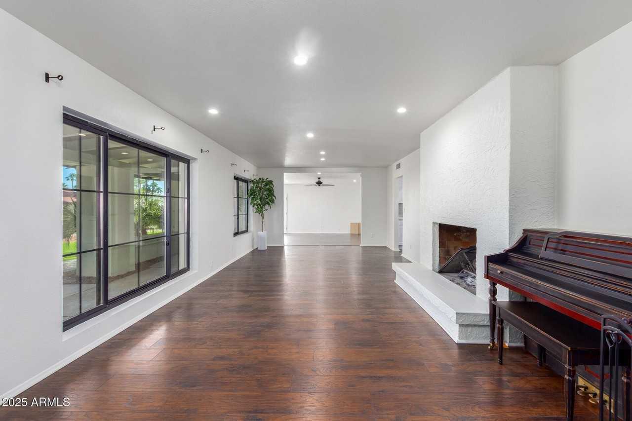 11454 North 54th Street - Photo 4 of 44