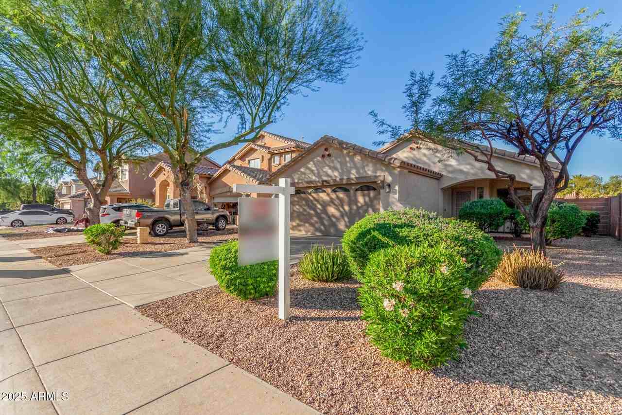 15448 W Yucatan Dr - Photo 5 of 34