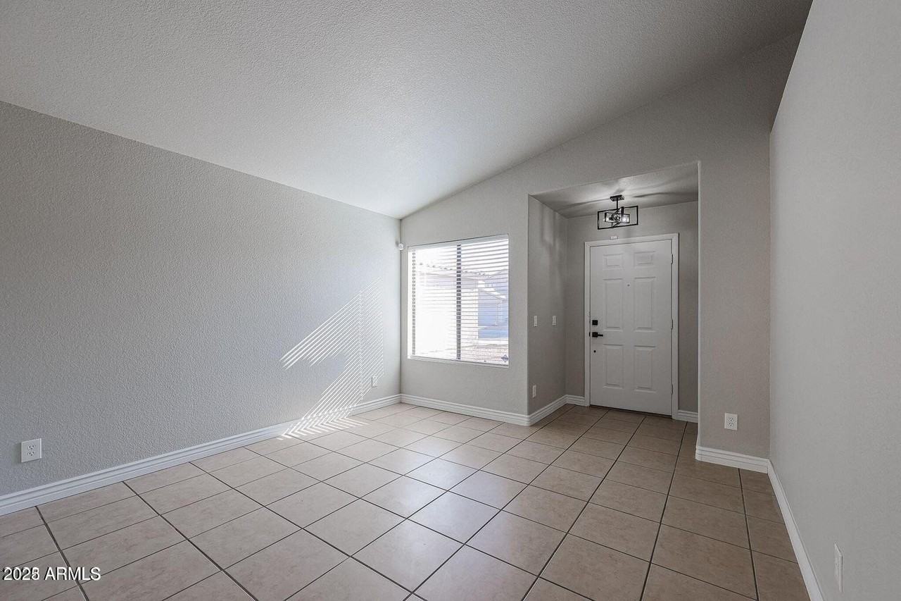 2134 E Robin Ln - Photo 4 of 24