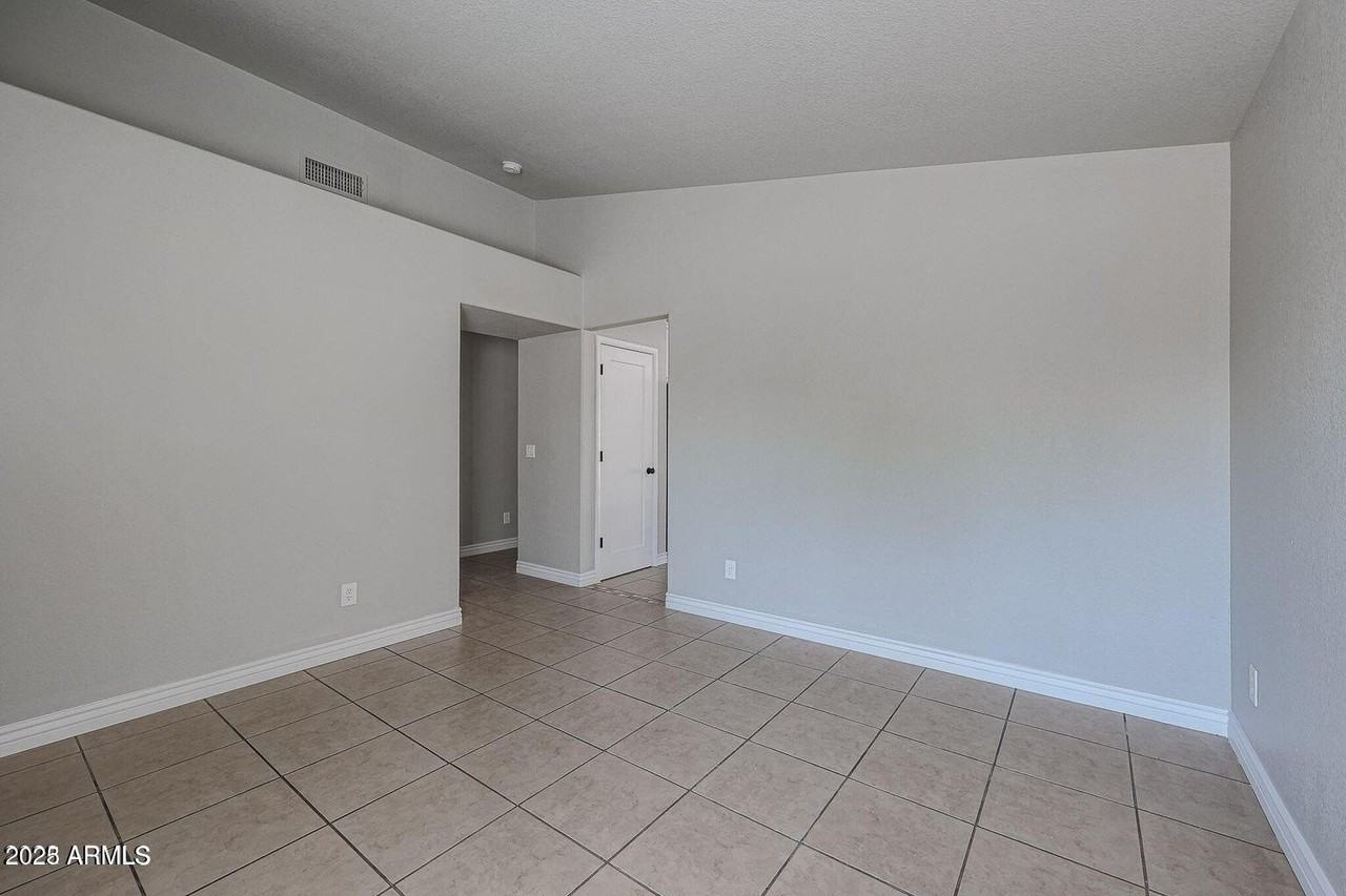 2134 E Robin Ln - Photo 5 of 24